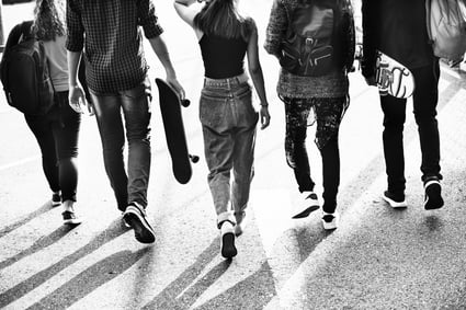 grupo-adolescentes-diversos-saliendo-juntos